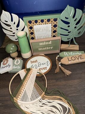 Home Accents Decorative Wall & Table Set - Green, White & Beige (12)